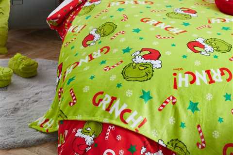 Home Bargains shoppers are loving this ‘amazing’ £8 cosy Christmas throw for winter