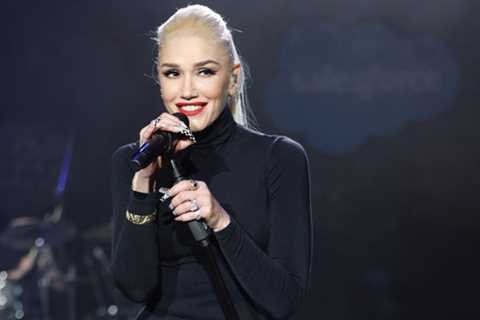 Gwen Stefani In Black Crop Top & Fishnet Stockings For Concert: Photos – Hollywood Life