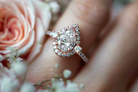 Pear-Shaped Engagement Rings: Unveil the Elegance in Every Curve's Timeless Beauty